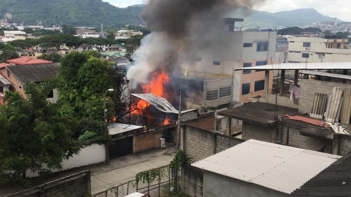 El incendio se registra al medio día en el sector de Urdesa.