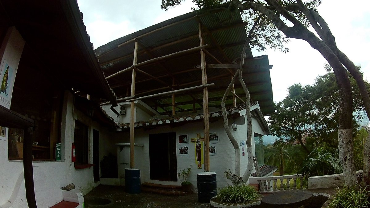 Intervención. En diciembre se hizo un trabajo preventivo para proteger el quebrantado techo del bien patrimonial frente a las fuertes lluvias.