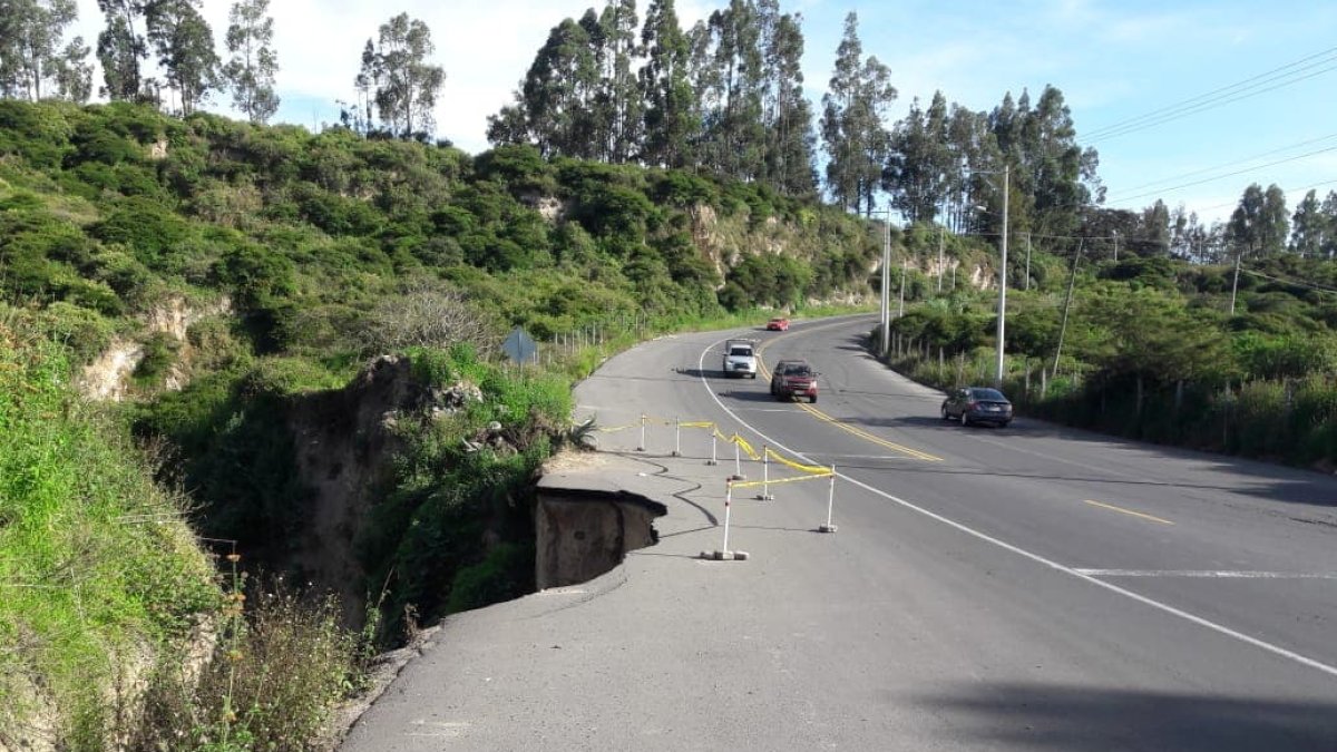 Dos desprendimientos en el relleno de la quebrada Domínguez preocupan a los moradores.