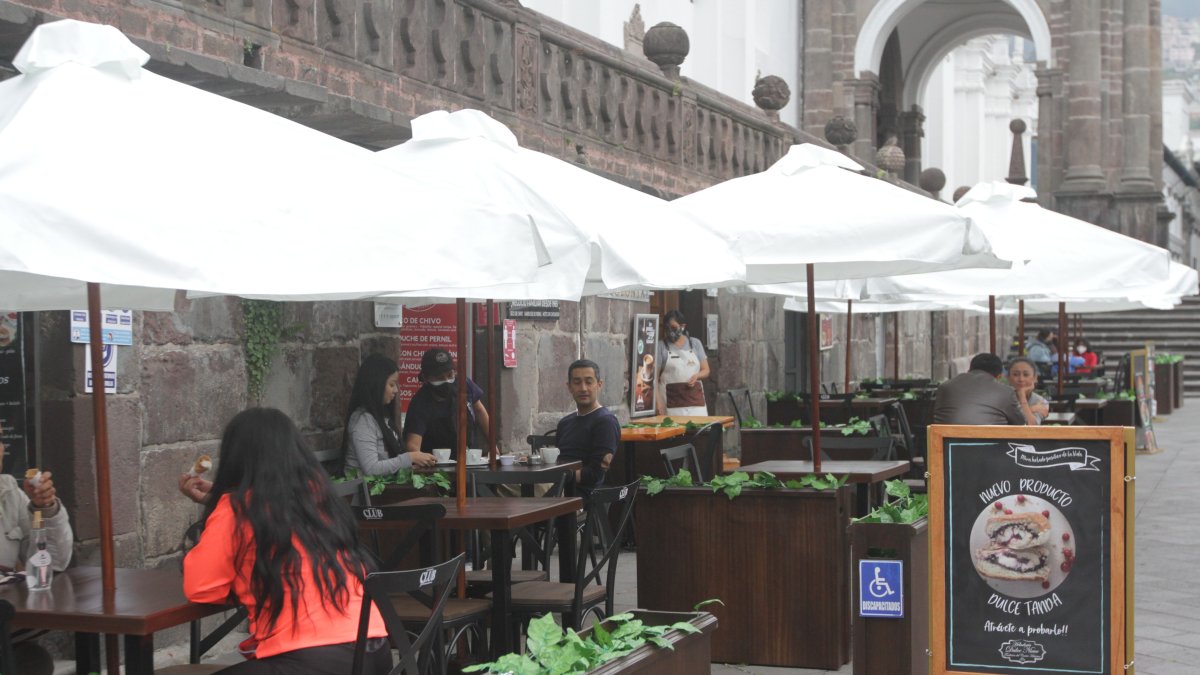 El inmobiliario al aire libre busca atraer a mayor número de clientes.