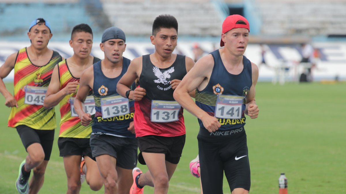 Luis Miguel Cárdenas (d) se llevó el primer lugar en los 10.000 metros lisos.