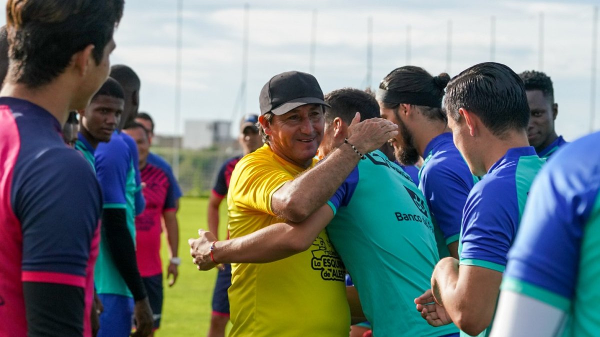 Francisco Reinoso, preparador de arqueros de Delfín, mientras departe con la plantilla.