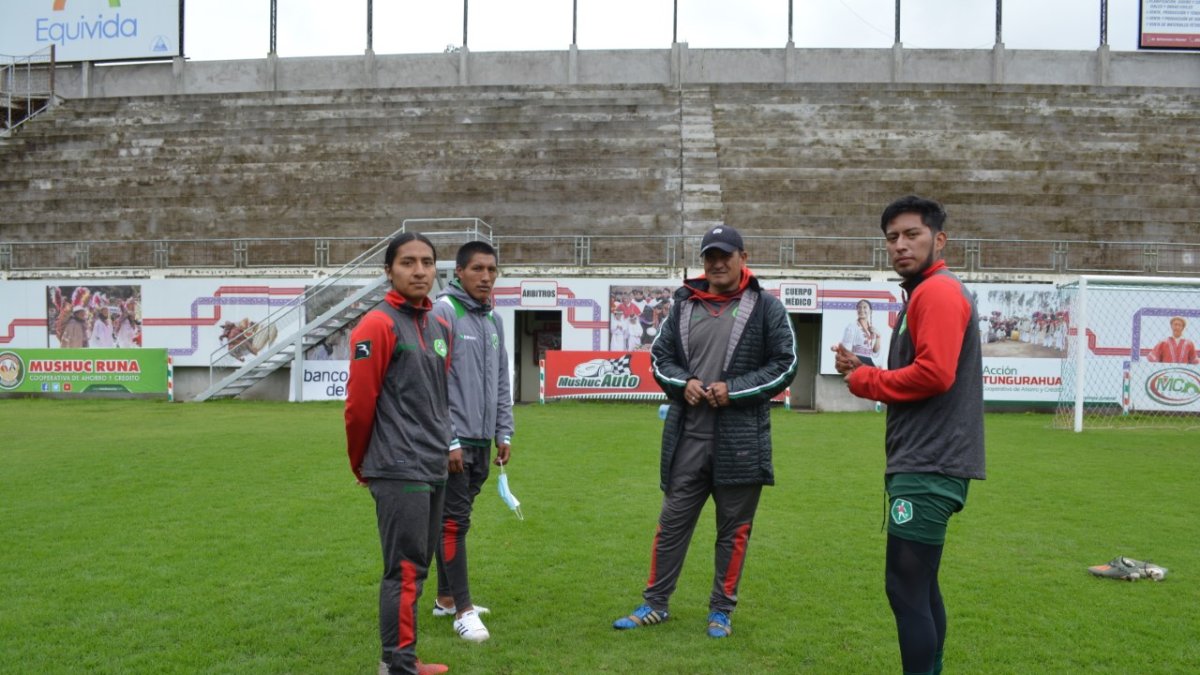 Athy Lozano (i), Jonathan Capuz y Bryan Caisabanda (d), jugadores indígenas de Mushuc Runa, mientras conversan con Geovanny Cumbicus, entrenador de Ponchito.