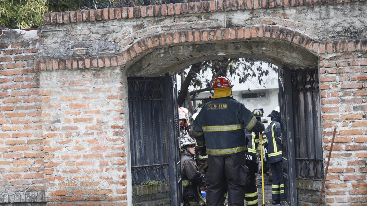 El personal del Cuerpo de Bomberos realizan una investigación para saber qué provocó el incendio en una casa que al parecer preparaban productos químicos.
