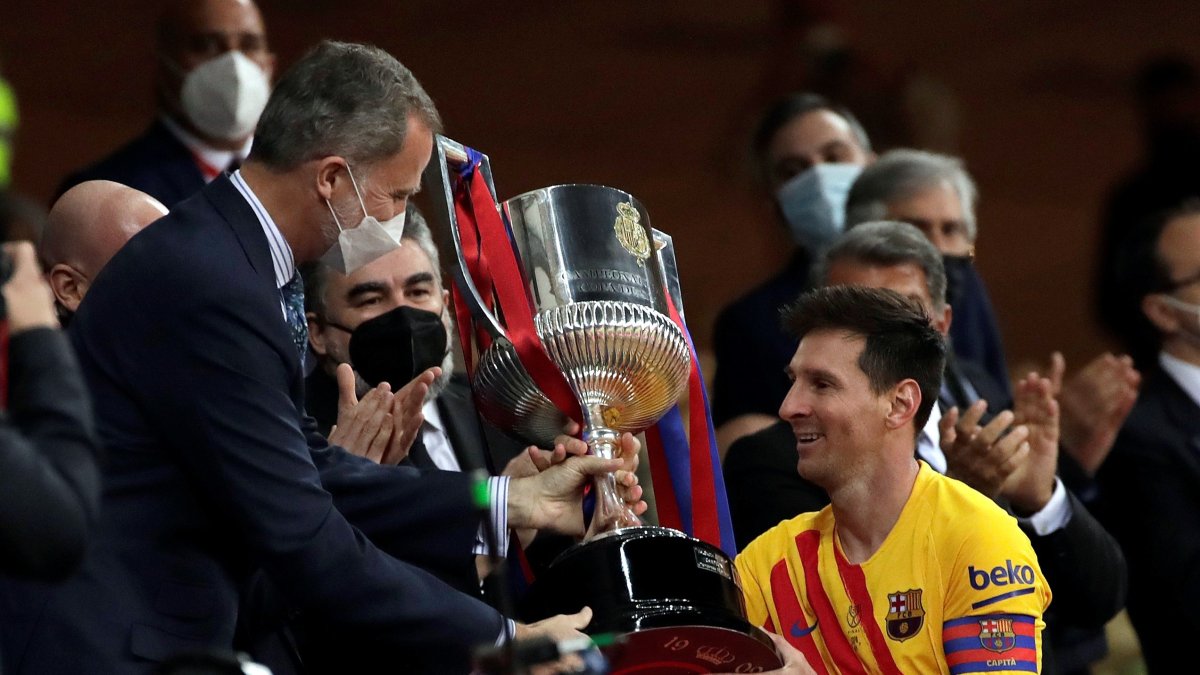 Lionel Messi recibe la Copa del Rey después de ganar al Bilbao en la final.