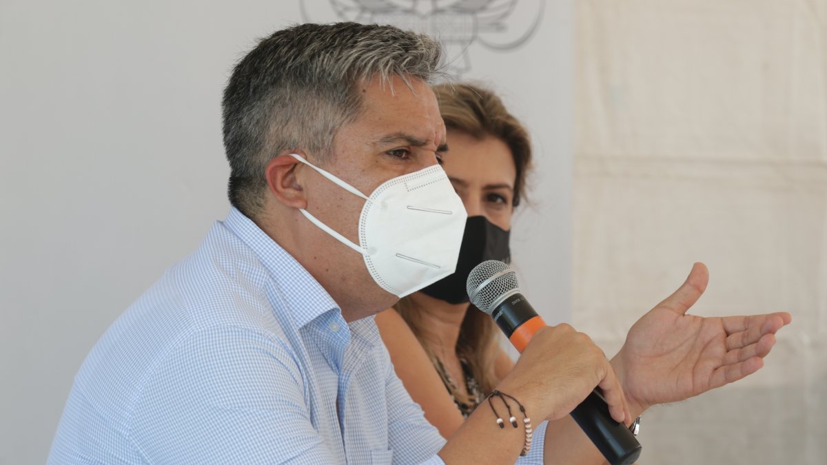 El ministro de Salud, Camilo Salinas, durante una declaración de prensa el viernes en Guayaquil.