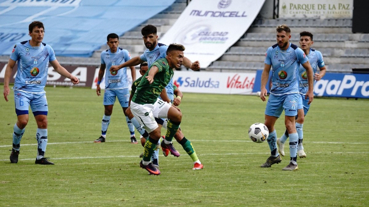 Los dos equipos terminaron con diez jugadores por expulsiones en la recta final.