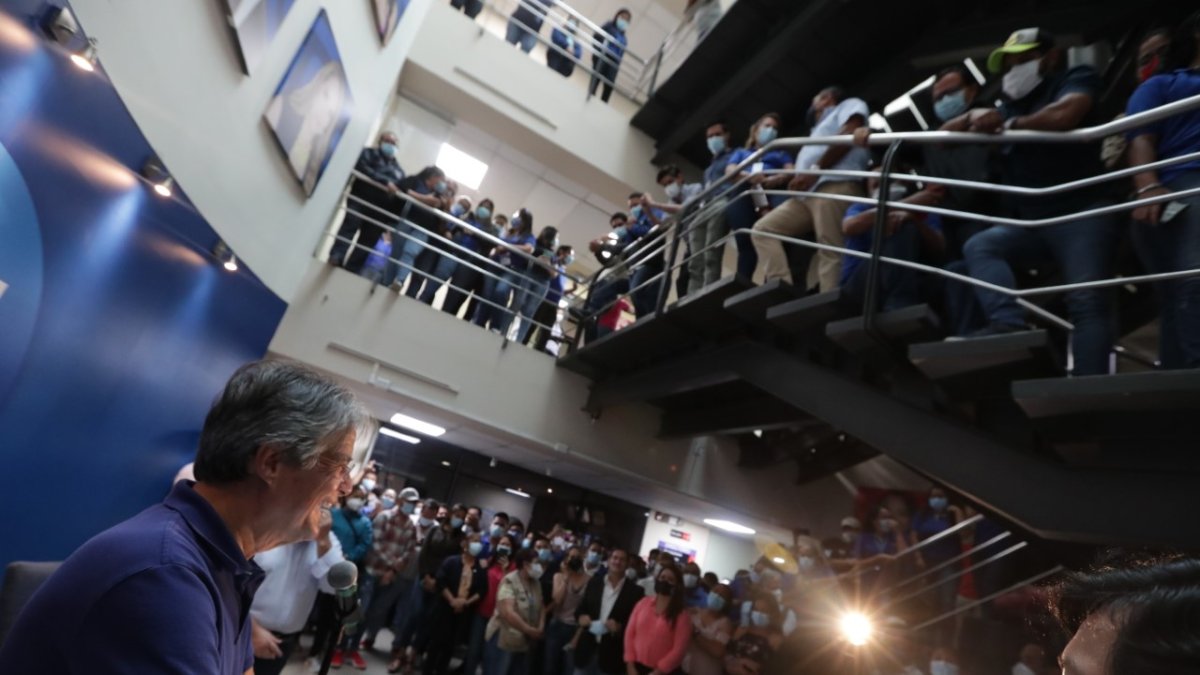 Recorridos. Guillermo Lasso estuvo el viernes en TC Televisión, en Guayaquil, y les prometió a los trabajadores que respetará la libertad de prensa.