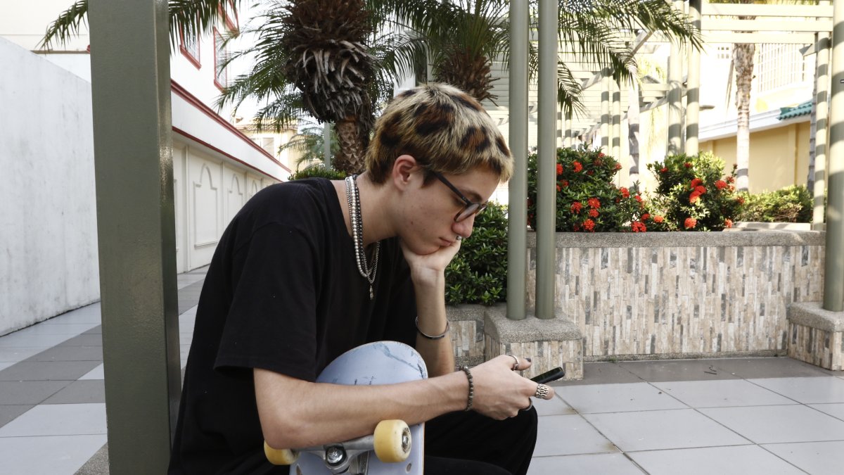 Juego. Nico Ricaurte juega con su celular, luce un look que lo divirtió al hacérselo.