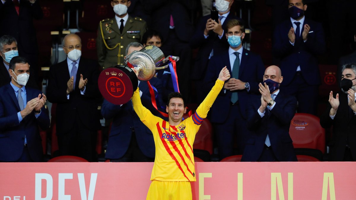 Lionel Messi alza los brazos en señal de victoria luego de ganar la Copa del Rey.