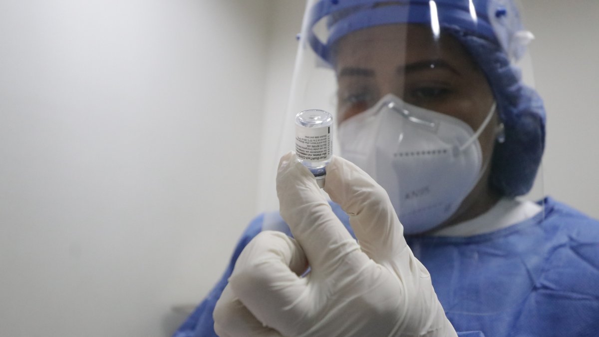 Dosis. En el Hospital de la Mujer Alfredo G. Paulson de Guayaquil se administran vacunan a adultos mayores y personas con discapacidad.