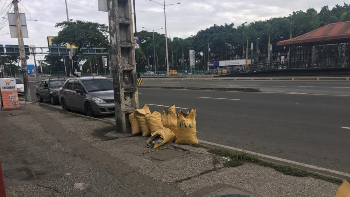 Problema. En la avenida 25 de Julio botan basura de construcción.