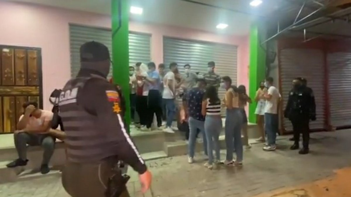 La noche del sábado, la policía suspendió una fiesta clandestina con más de 30 menores de edad.