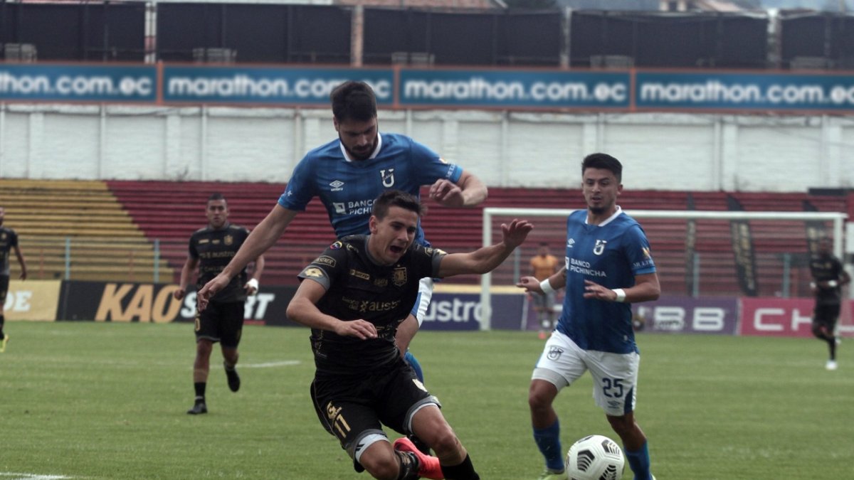 El partido se desarrolló la mayor parte del tiempo en la mitad de la cancha
