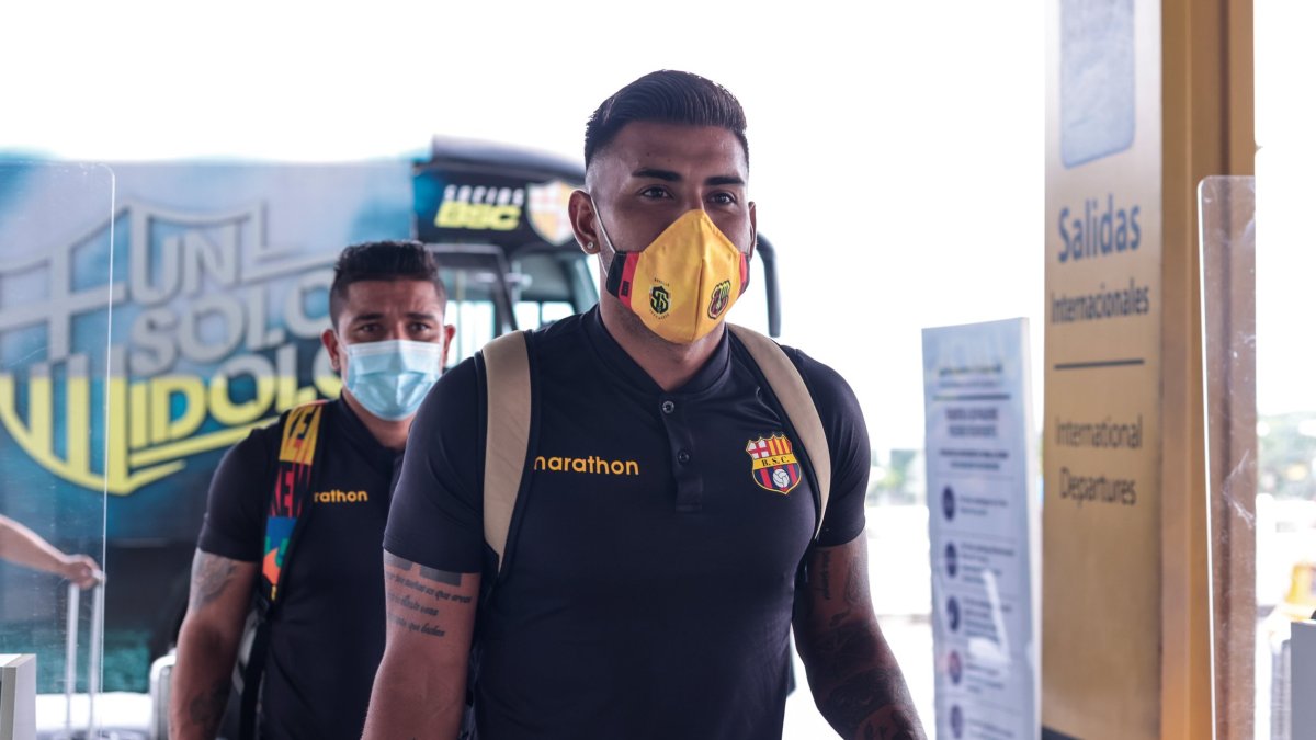 Barcelona viajó el domingo 18 de abril de 2021 hacia Brasil, donde visitará al Santos el martes 20.