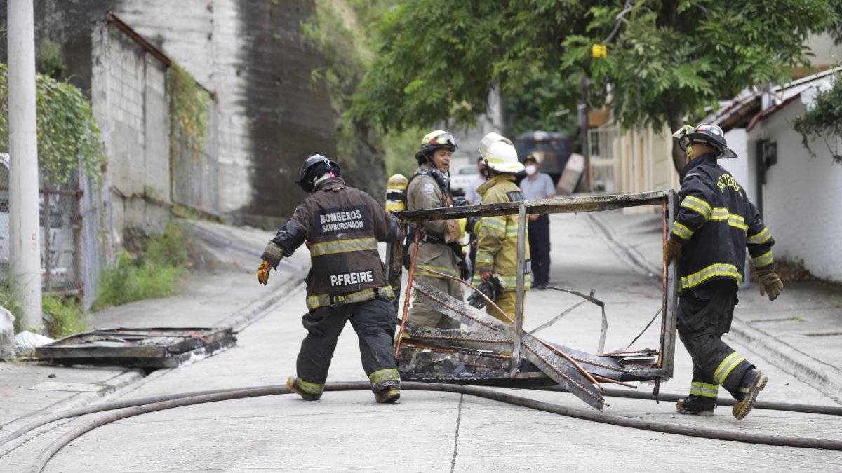 Los bomberos atendiendo el incendio que ocurrió el sábado 17 de abril, en Urbanor, en una bodega clandestina de productos químicos.