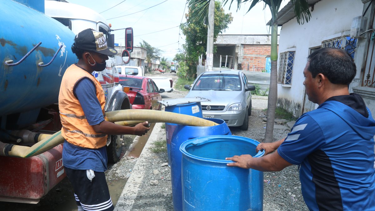 Algunas zonas de Durán deben abastecerse con tanqueros.