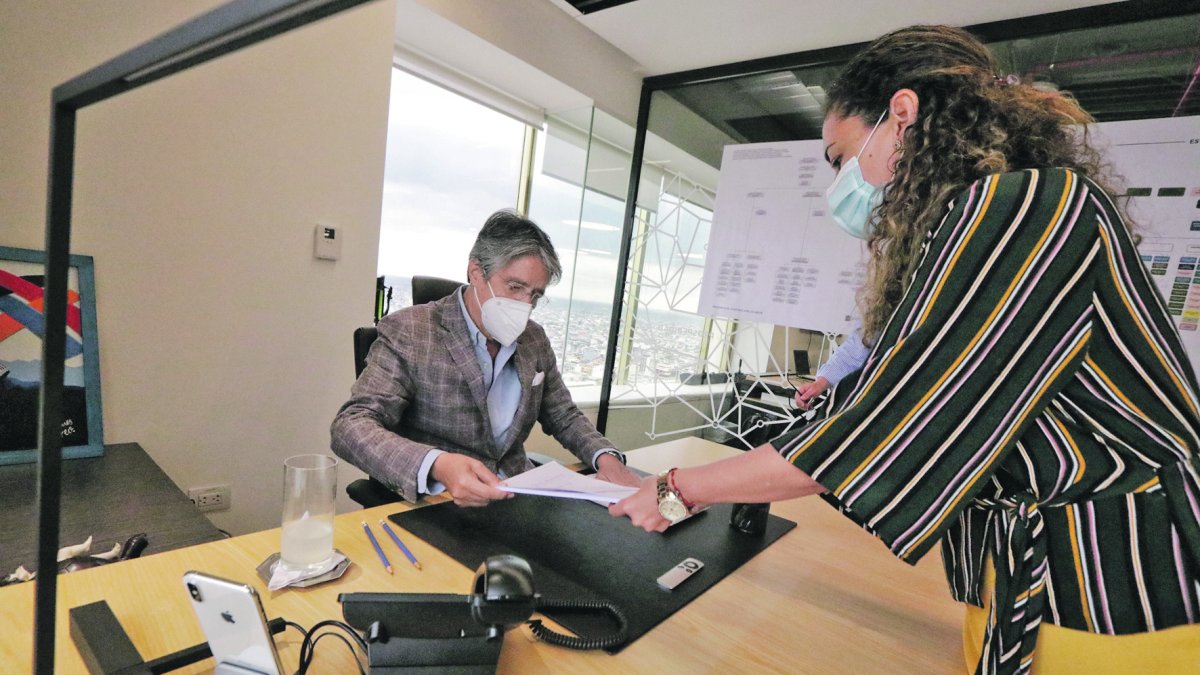 Guillermo Lasso, en sus primeros días como presidente electo, mantuvo reuniones en su oficina en Guayaquil.