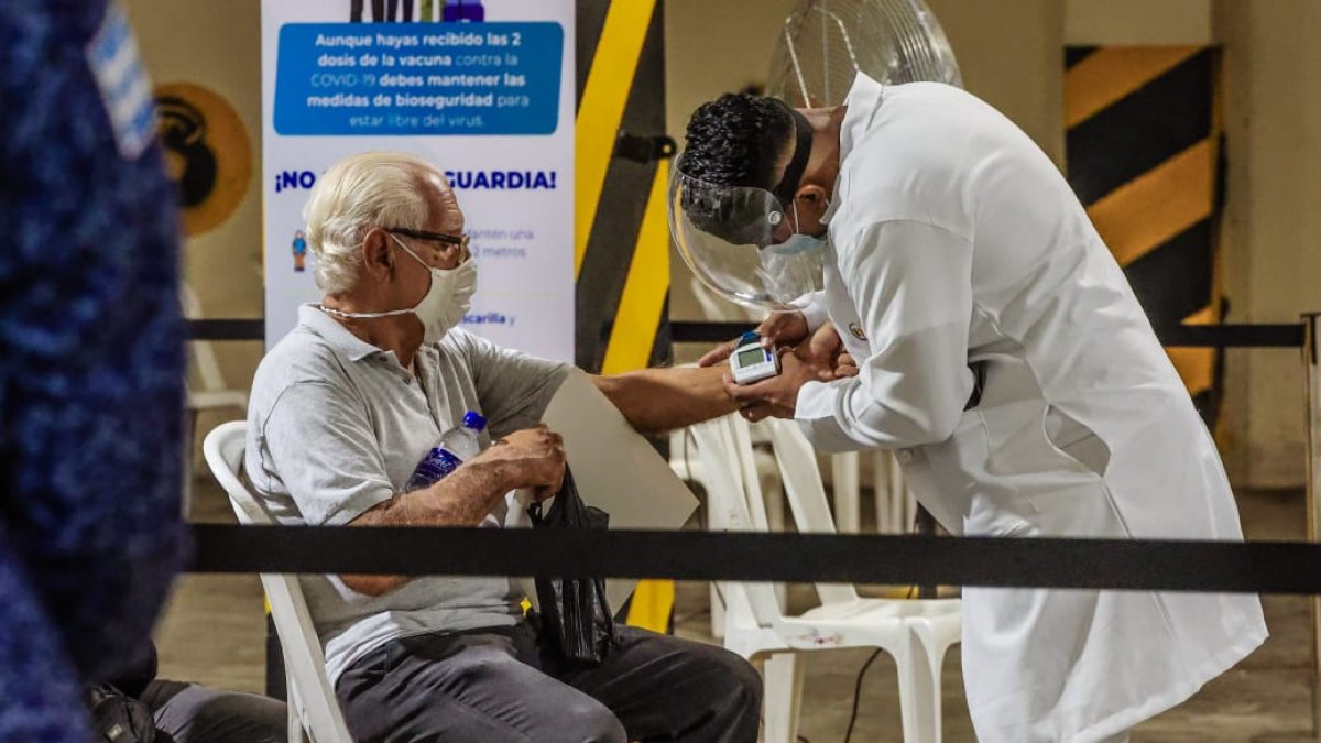 En cuatro puntos de Guayaquil se vacuna en cuatro puntos distintos y se toma los signos vitales antes de la inoculación.