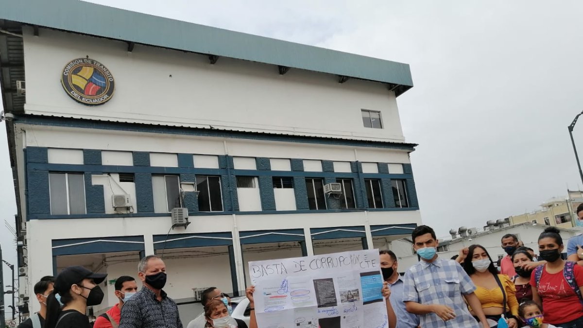 Hecho. La mañana de hoy algunas personas reclamaron fuera de la CTE..