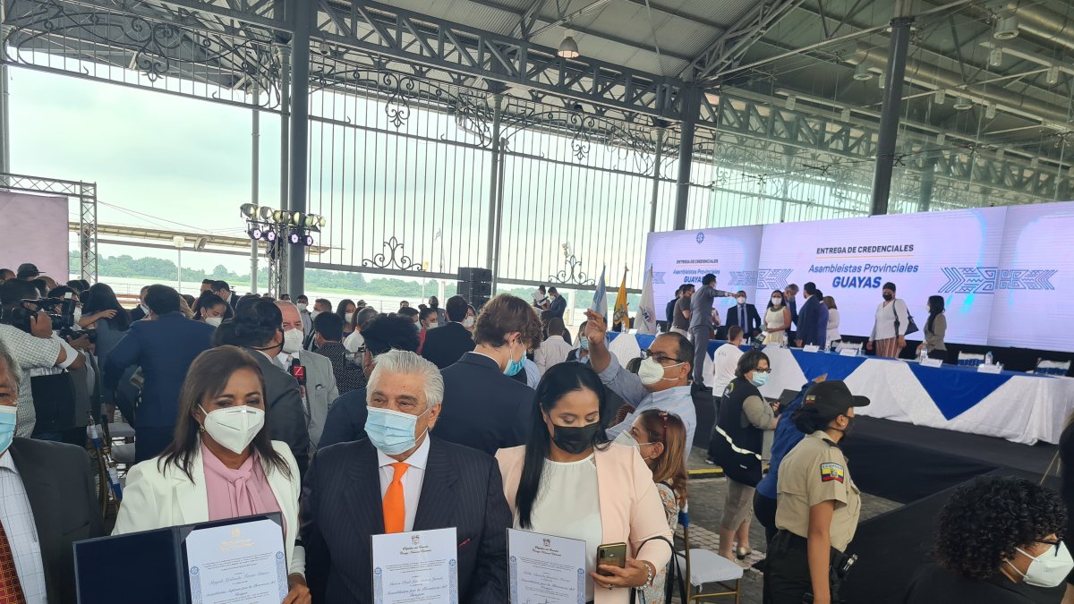 Marcos Molina (c) y Bella Jiménez (d) ambos son legisladores electos por la Izquierda Democrática.