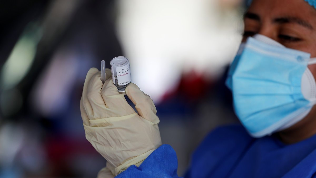 Un miembro del personal de salud sostiene una dosis de la vacuna contra la covid-19 del laboratorio Astrazeneca durante una jornada de vacunación en Quito (Ecuador).