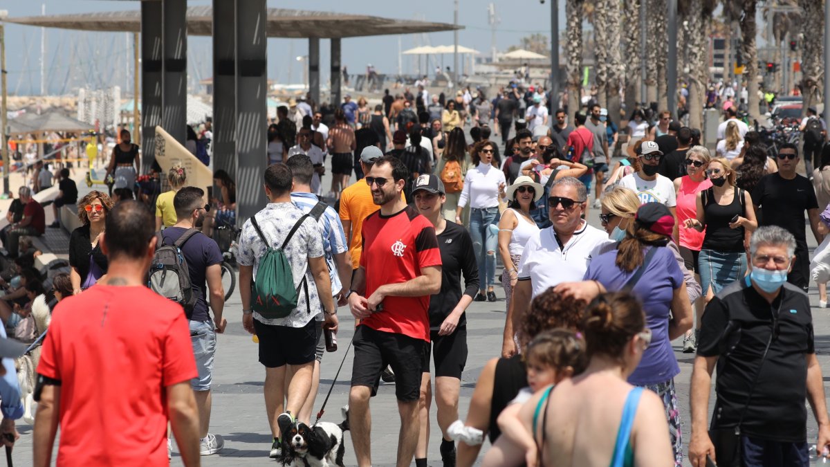 La población de Israel puede andar sin mascarillas en espacios abiertos desde el domingo pasado.