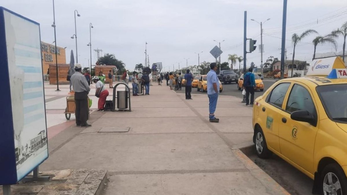 En el exterior de la terminal terrestre de Santa Elena, decenas de ciudadanos esperaban por un bus.