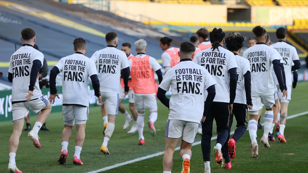 Los jugadores de Leeds United muestran camisetas con mensajes en contra de la creación de la Superliga, antes del partido ante Liverpool, uno de los fundadores