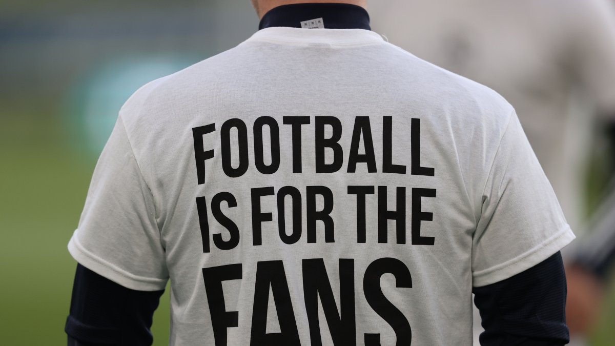 Kalvin Phillips, del Leeds United, muestra la camiseta con el mensaje en contra de la Superliga.