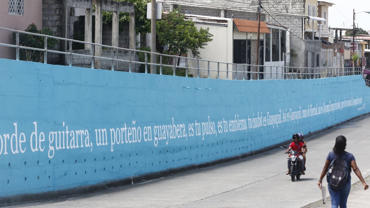 Contenido. El proyecto municipal Letras Vivas contempla pintar 50 frases en diferentes paredes de Guayaquil.