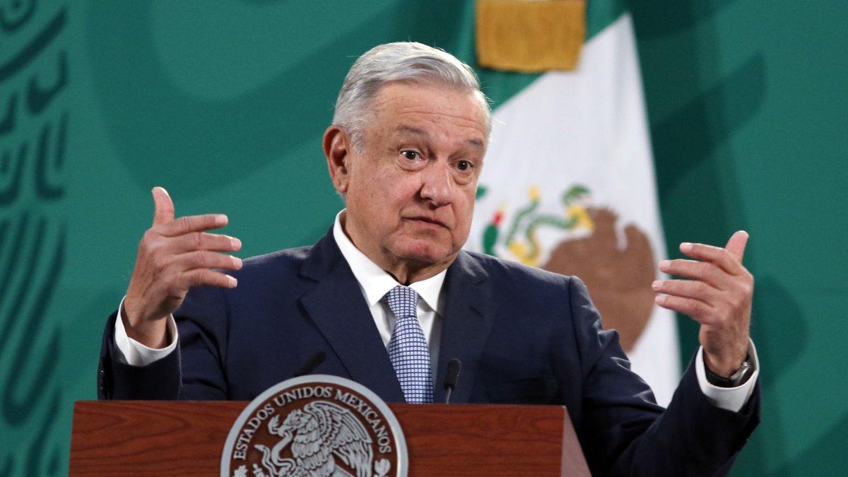 El presidente de México, Andrés Manuel López Obrador, habla durante su conferencia de prensa matutina en Palacio Nacional.