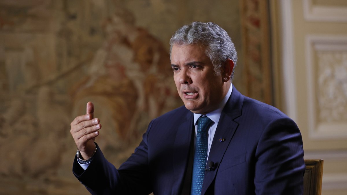 El presidente de Colombia, Iván Duque, habla durante una entrevista con Efe en Palacio de Nariño.