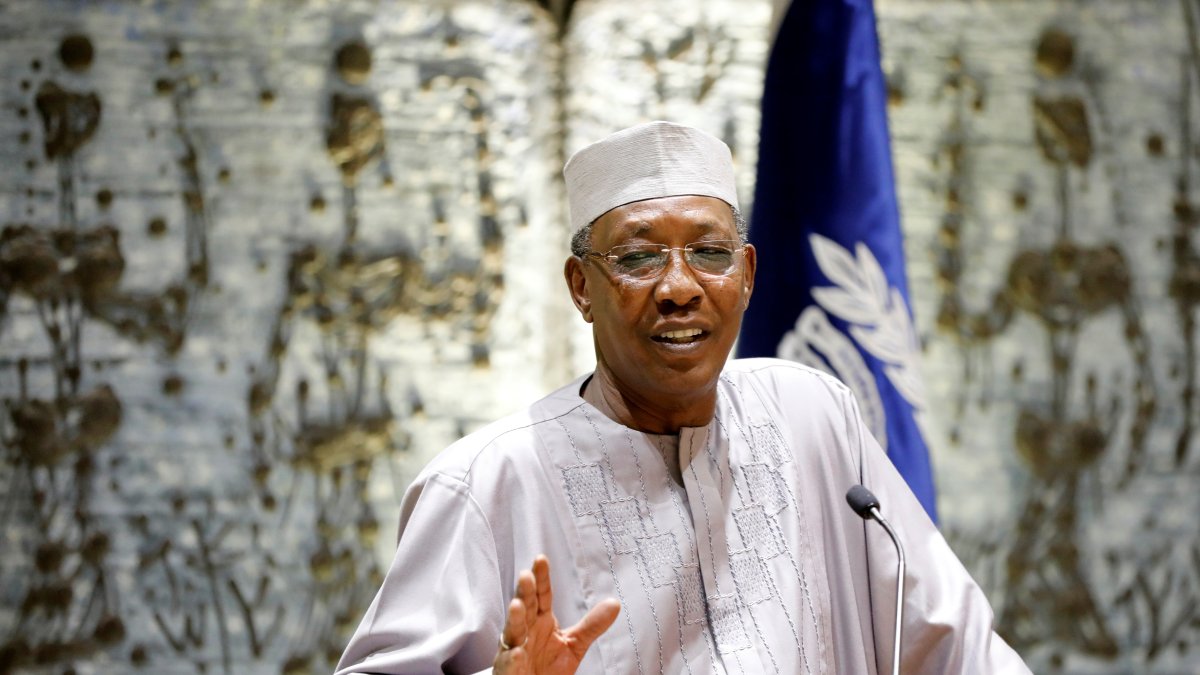 El presidente de Chad, Idriss Déby, muere en una batalla.