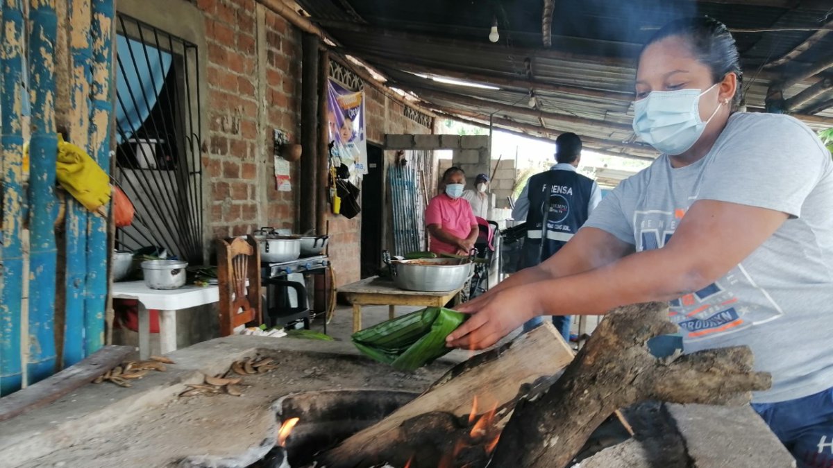 Fogones. Mientras alistan los bollos, en los fogones encienden la leña para asarlos. El aroma cautiva a decenas de personas que pasan por el lugar.