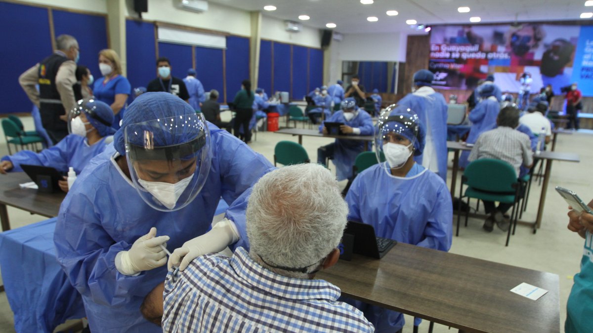 Más de 7 mil adultos mayores ya han sido inmunizados con la primera dosis en Guayaquil.