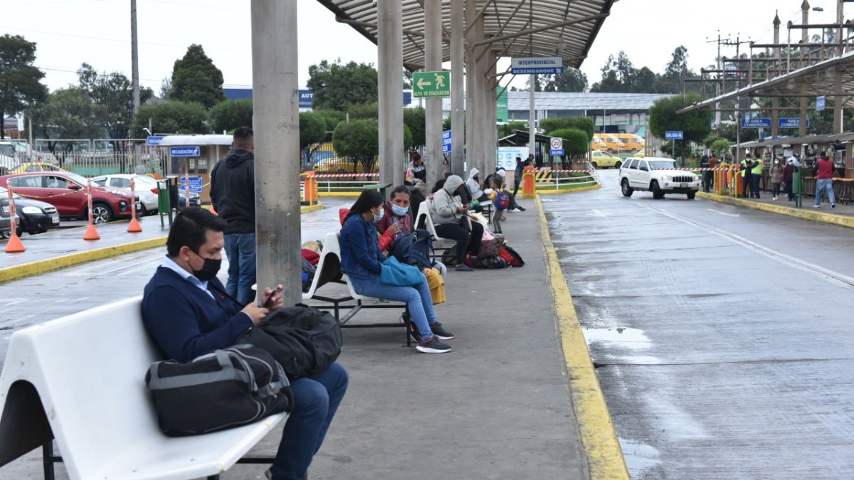 En terminales como el de Carcelén, en el norte de Quito, los usuarios esperan por horas para poder movilizarse a otras provincias.
