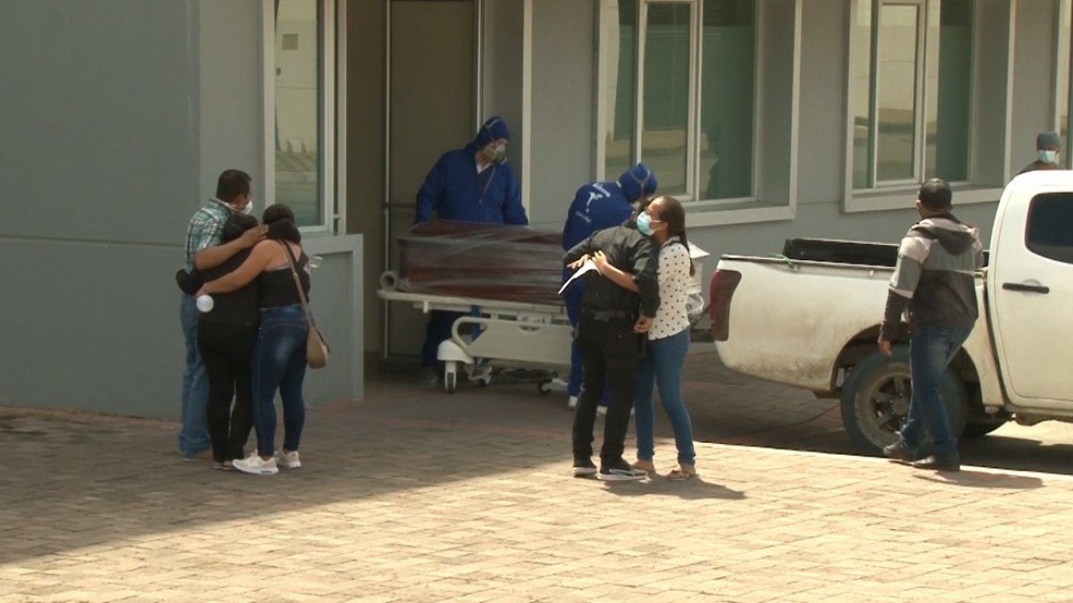 Drama de familiares por la pérdida de sus seres queridos tras contagiarse del virus.