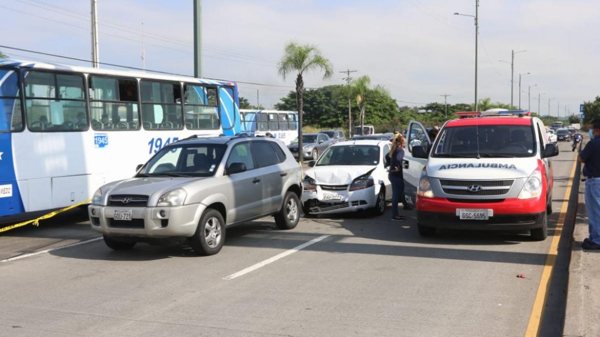 Un triple accidente de tránsito sucedió en la autopista Terminal Terrestre Pascuales.