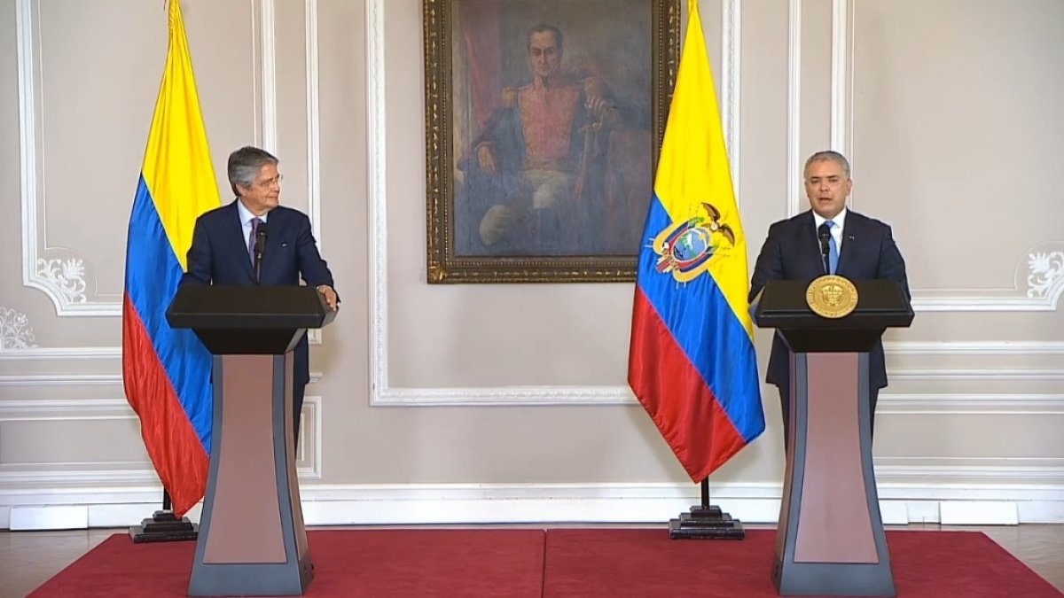 El presidente electo Lasso y el mandatario colombia brindaron una declaración de prensa a medios de comunicación.