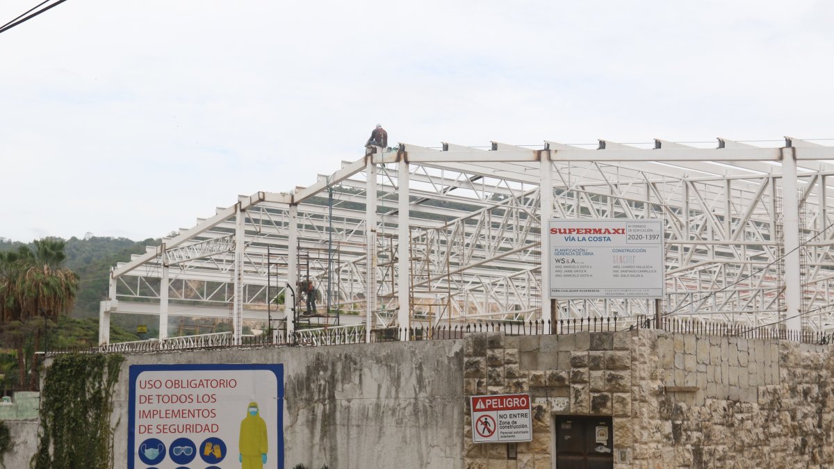 En la vía a la Costa se levanta un nuevo local de Supermaxi.