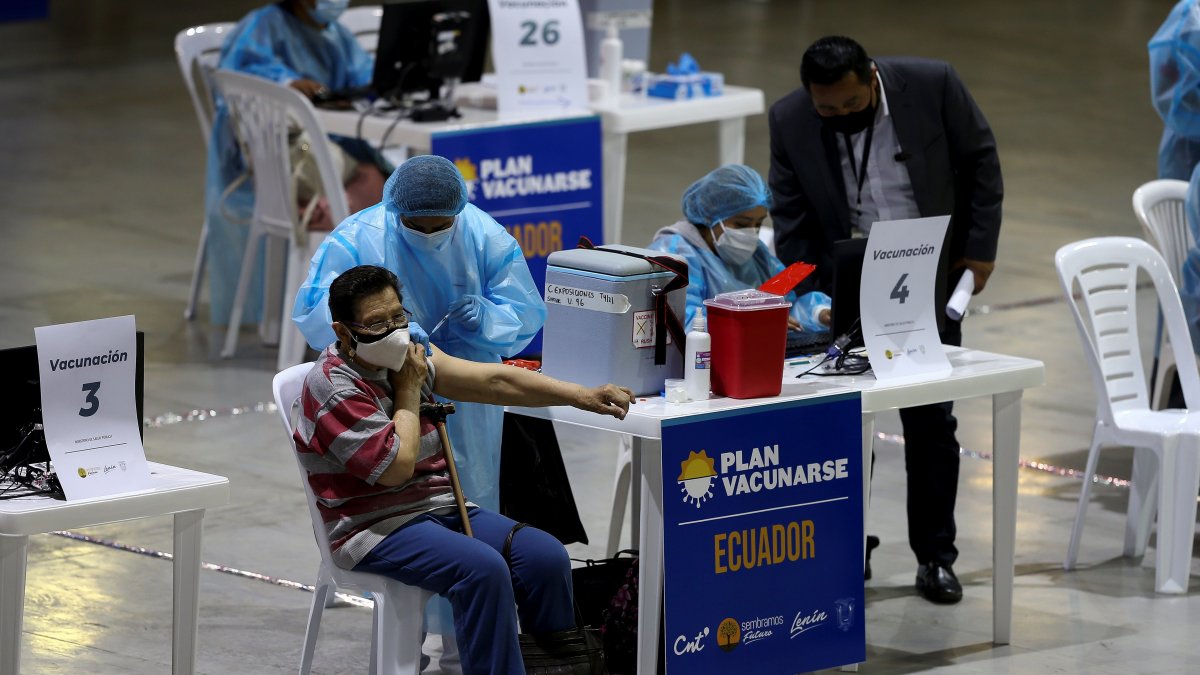 Ecuador vive una nueva ola de contagios, mientras la vacunación avanza lento.