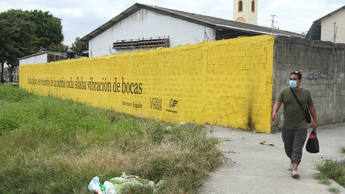 Entorno. En La Floresta 2, a escasos metros de la iglesia San Eduardo, se encuentra la frase de la poeta.