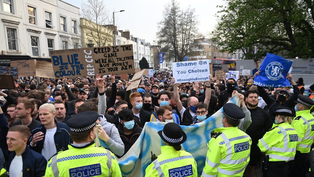 Los hinchas del Chelsea llegaron a Stamford Bridge para mostrar su rechazo por la Superliga.