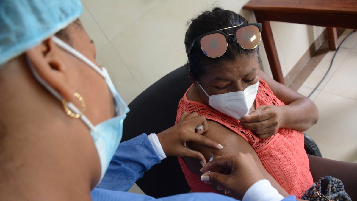 Betty Orejuela recibe la dosis contra el nuevo virus en el hospital Delfina Torres de Concha.