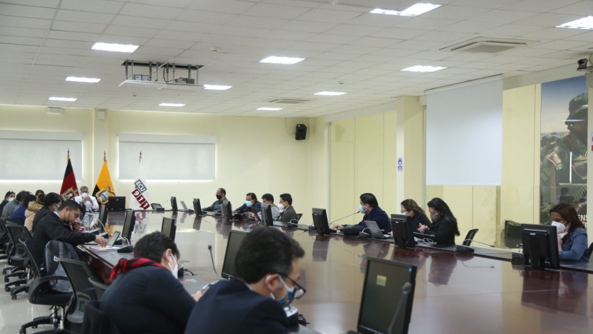 La mesa de salud se mantiene reunida para analizar los datos que les permitan elaborar un informe para la plenaria del COE.