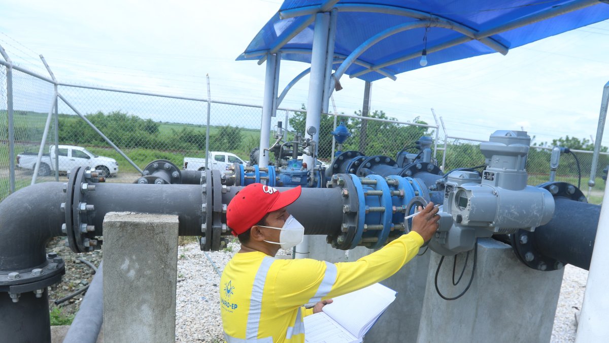 Un trabajador en El Chobo, la toma de la que Durán se abastece.
