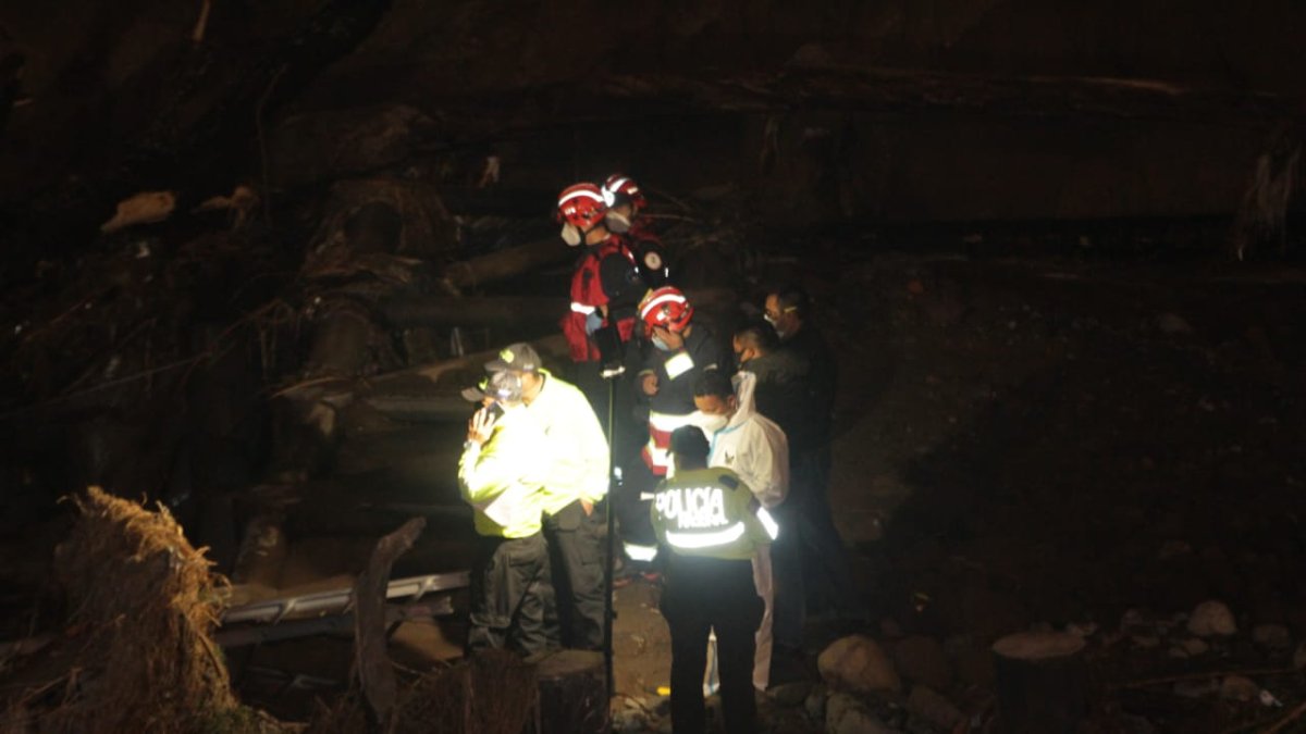 Una mujer fue localizada sin vida y se buscan a dos adolescentes.