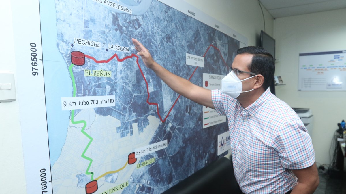 Fue funcionario de Interagua durante nueve años antes de ocupar el cargo en el que está. Es ingeniero civil graduado de la Espol y tiene un diplomado en Gestión de Proyectos.