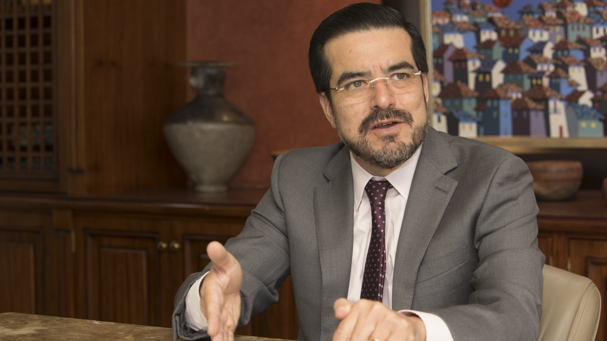 Loaiza es ingeniero químico y tiene una maestría en Administración de Empresas de la Universidad de Quebec y Montreal Fue elegido como titular de la Cámara de Comercio de Quito